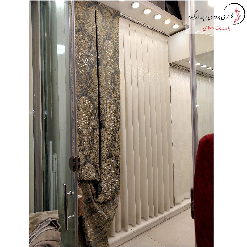 پرده شانل طرح‌دار با بافت نرم و طرح‌های ظریف، مناسب برای سالن پذیرایی و اتاق نشیمن