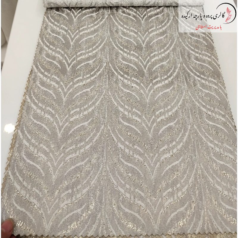 پارچه ژاکارد سیم‌ دوزی شده با طرح‌های برجسته و جزئیات ظریف، مناسب برای پرده‌های لوکس