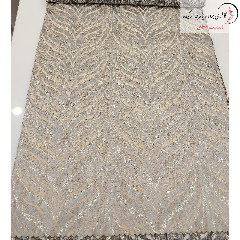 پارچه ژاکارد سیم‌ دوزی شده با طرح‌های برجسته و جزئیات ظریف، مناسب برای پرده‌های لوکس