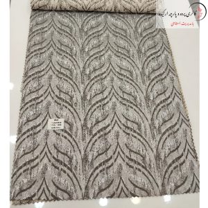 پارچه ژاکارد سیم‌ دوزی شده با طرح‌های برجسته و جزئیات ظریف، مناسب برای پرده‌های لوکس