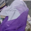 نمای نزدیک پارچه حریر دورنگ با رنگ‌بندی دوگانه و بافت یکنواخت