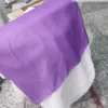 نمای نزدیک پارچه حریر دورنگ با چین‌های منظم و بافت نرم