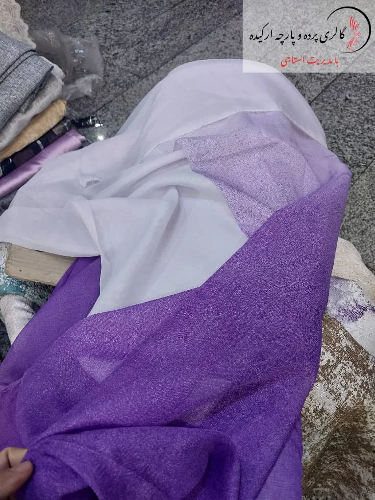 نمای نزدیک پارچه حریر دورنگ با رنگ‌بندی دوگانه و بافت یکنواخت