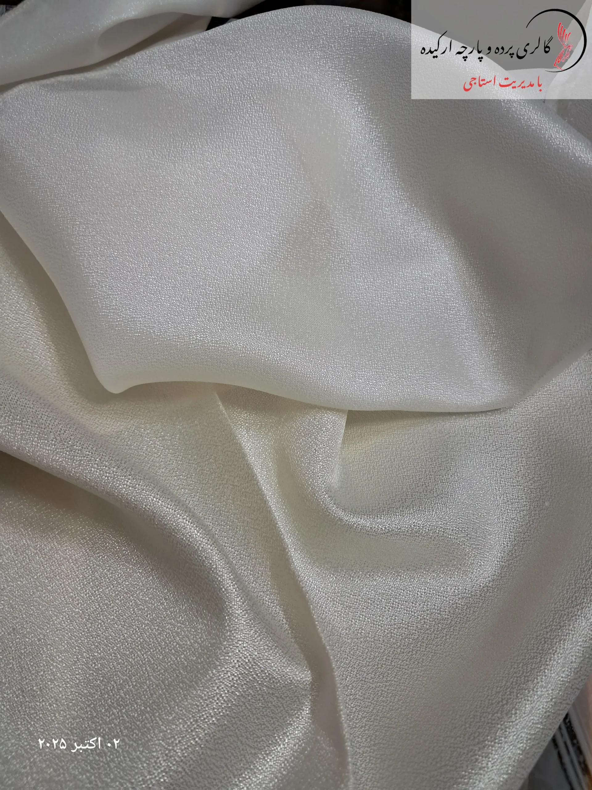 scachi-kerep-chiffon-fabric2 نمای نزدیک بافت پارچه حریر کرپ اسکاچی پردهای